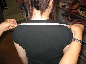 How do you measure shoulder width?